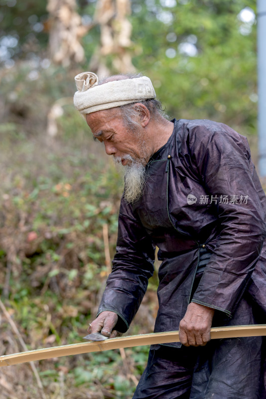 贵州黔东南芭莎苗寨身着传统服装的男人