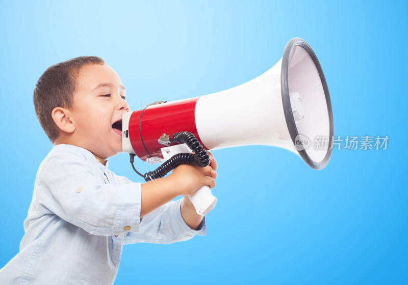小男孩手持扩音器呼喊