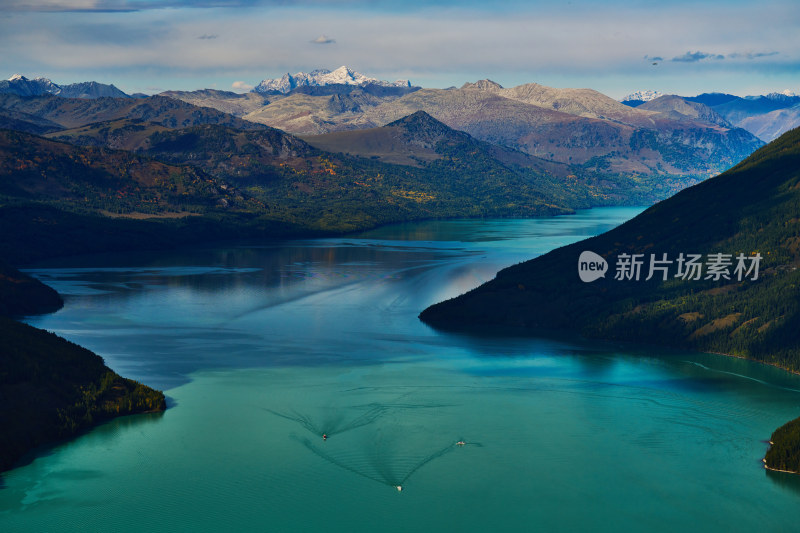 碧绿的高山湖泊