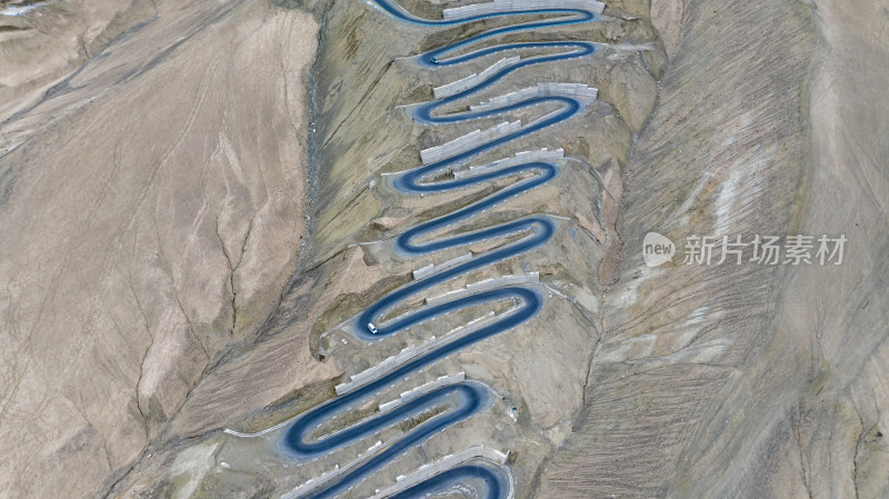 汽车行驶在蜿蜒的山路上新疆盘龙古道