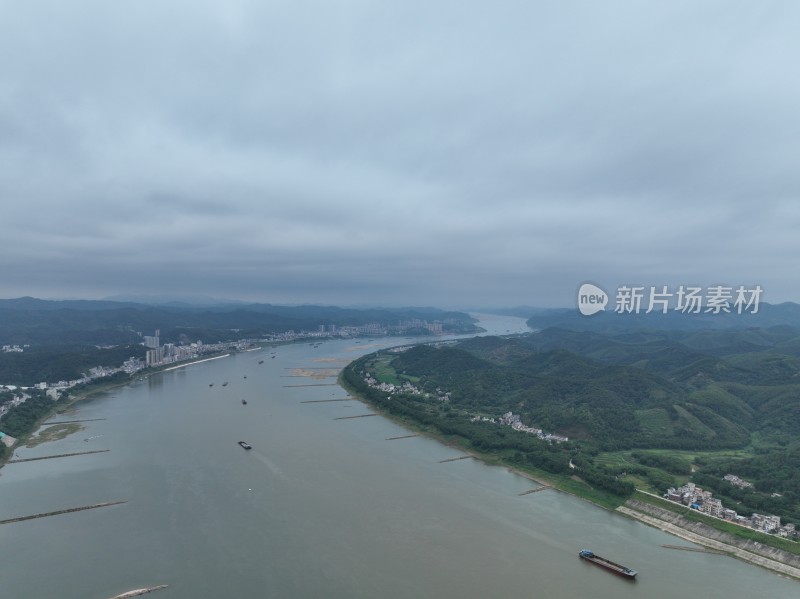 高空航拍广西梧州西江河流山脉风景阴天