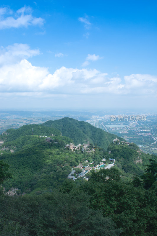 中国甘肃平凉崆峒山古建筑自然风光