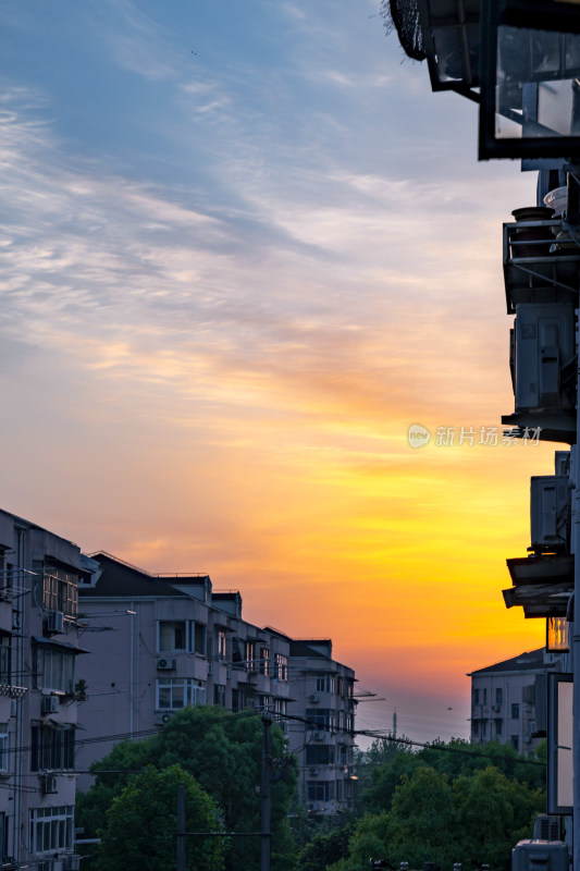 居民楼外绚丽的日落黄昏景象