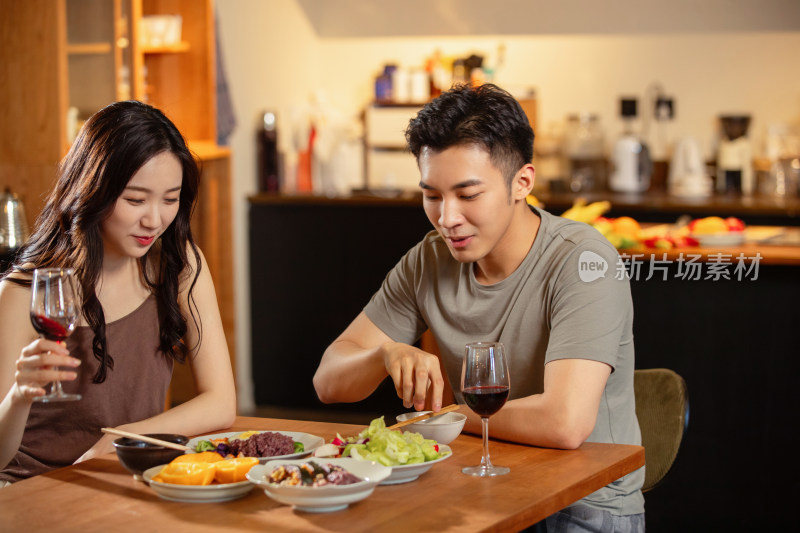 年轻夫妇在家用餐