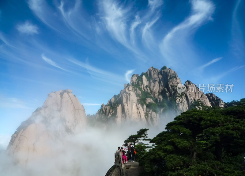 大美中国黄山雪景日出迎客松云雾缭绕