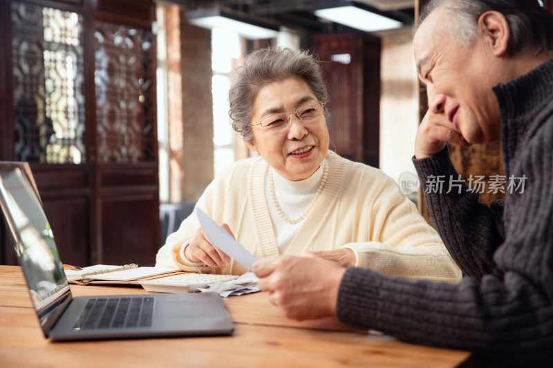 老年夫妇做养老金理财