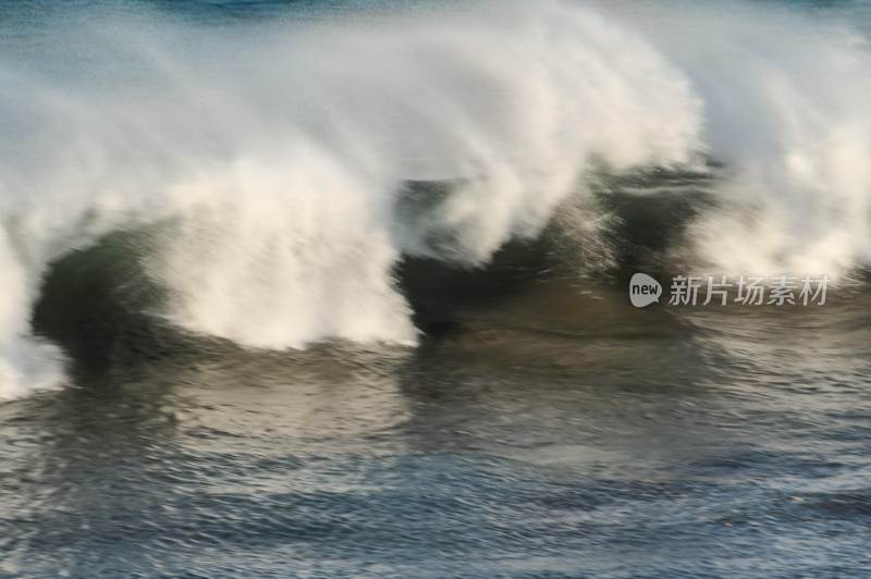 巨浪海浪大海冲击力的画面