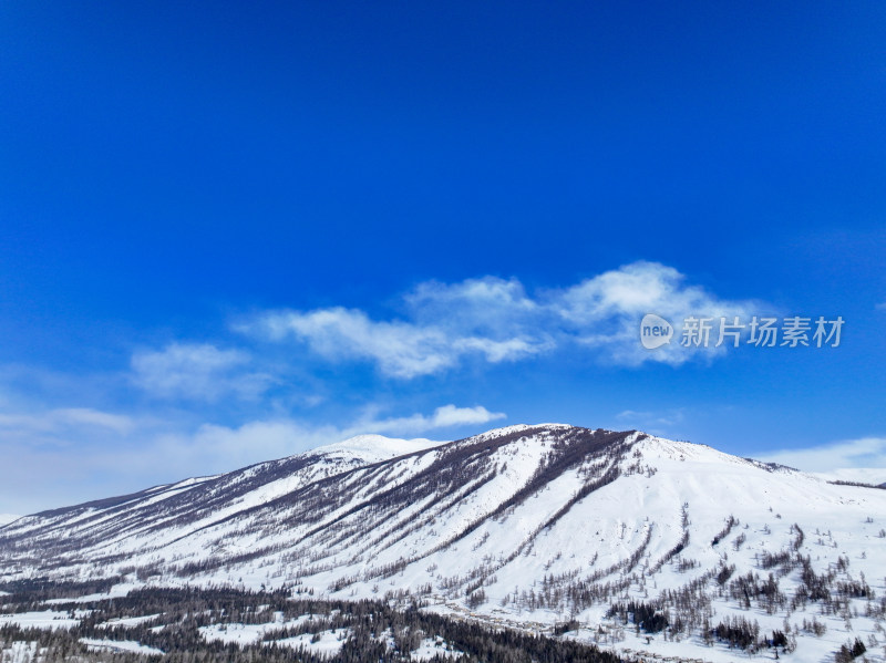 新疆阿勒泰喀纳斯雪景神仙湾晨雾雪山森林