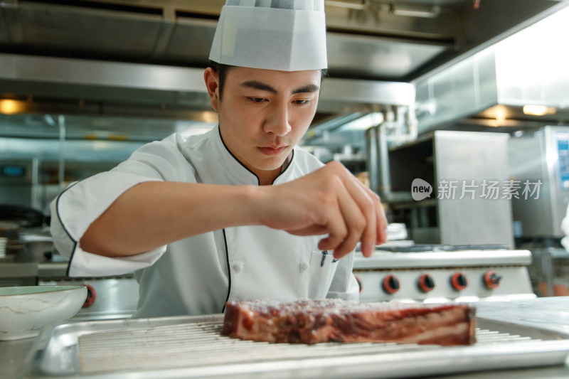 酒店厨师制作美食