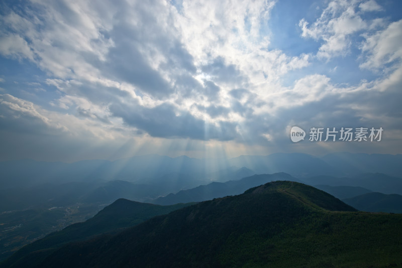 杭州余杭鸬鸟山顶云隙光丁达尔