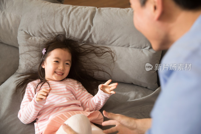 父亲和女孩在客厅