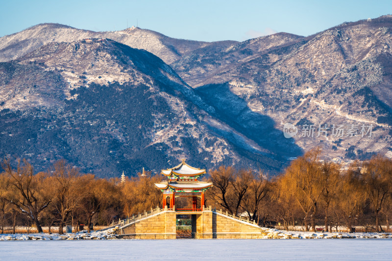 从颐和园遥望北京香山与练桥同框雪景