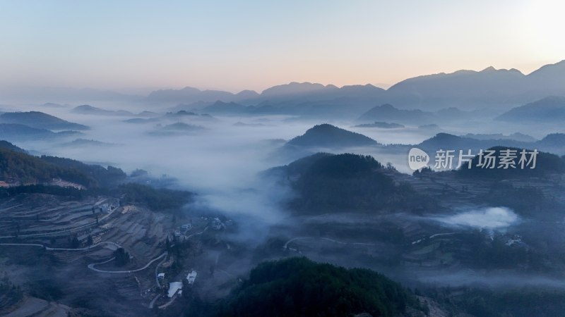 重庆酉阳：雾锁青山村庄靓