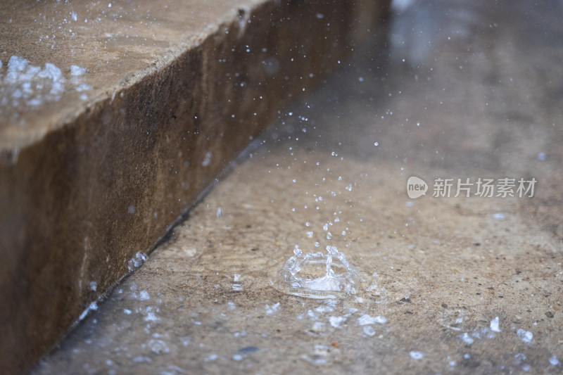 雨天台阶上的水花