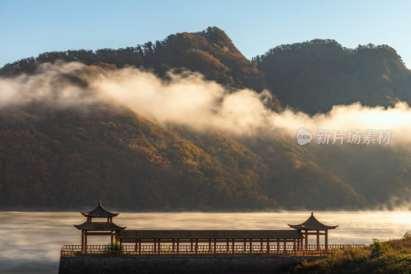 关山湖秋天的晨雾（辽宁本溪关门山）