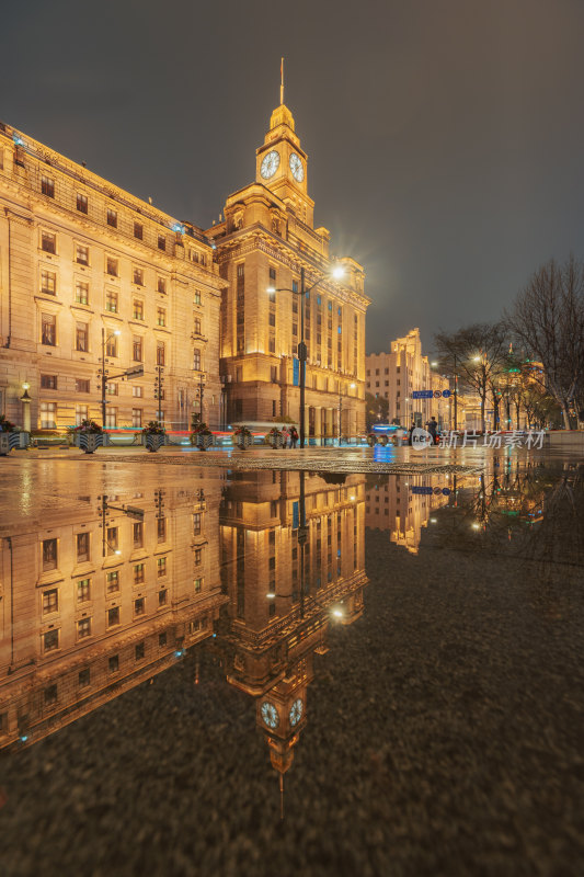 上海外滩海关大楼雨夜万国建筑群倒影