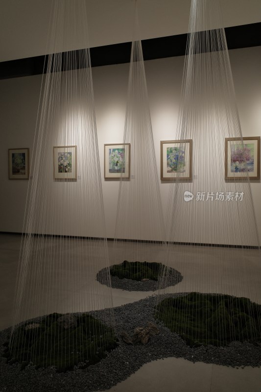 繁花美术画展艺术展厅内的装置艺术作品