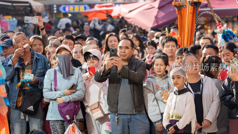 中秋节假期在中国新疆国际大巴扎游玩的游客