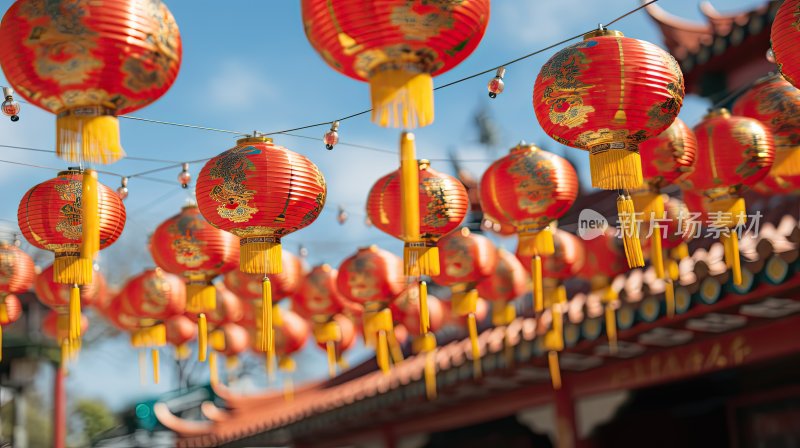春节节日氛围，悬挂在空中的喜庆灯笼
