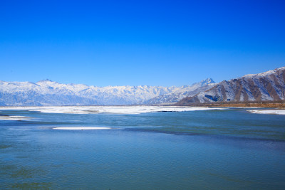 中国西藏冬季拉萨河雪景及拉萨河大桥