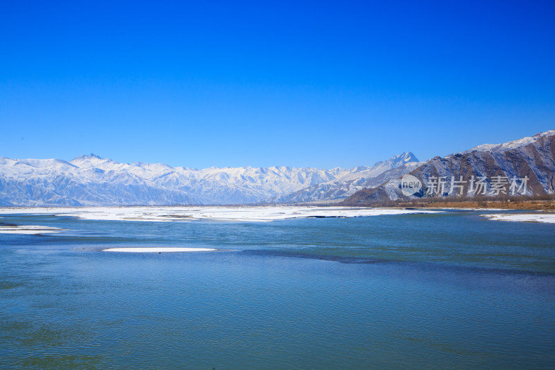 中国西藏冬季拉萨河雪景及拉萨河大桥