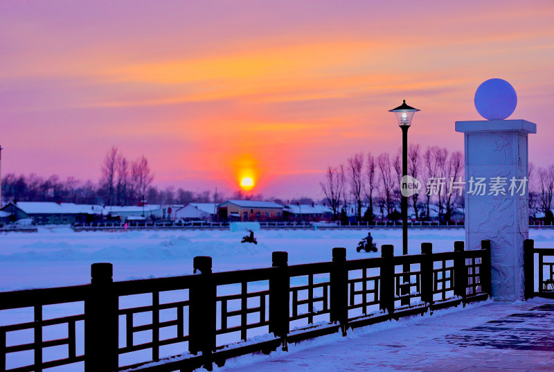 冬日湖边日落雪景