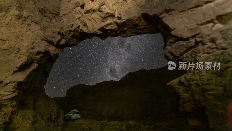 山洞内眺望星空与车辆