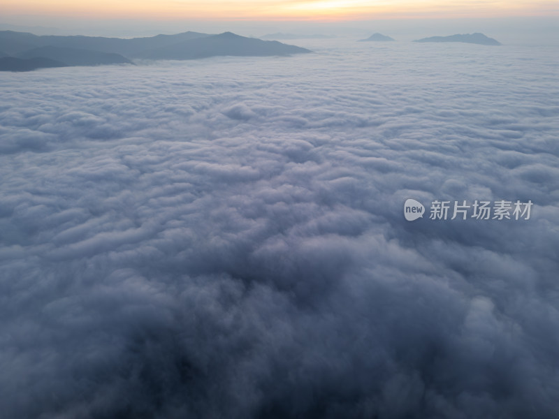 航拍云海之上的山峦