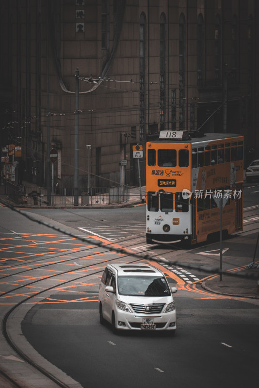 香港城市街道上的双层电车与汽车