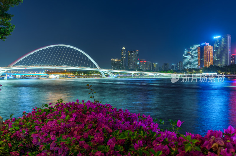 广州珠江海心桥与城市高楼繁华夜景灯光