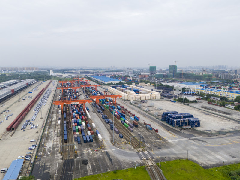 成都国际铁路港一带一路中欧班列集装箱货运