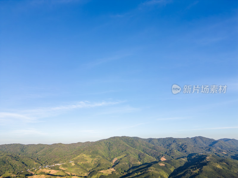 航拍蓝天白云下山峦叠翠的自然风光