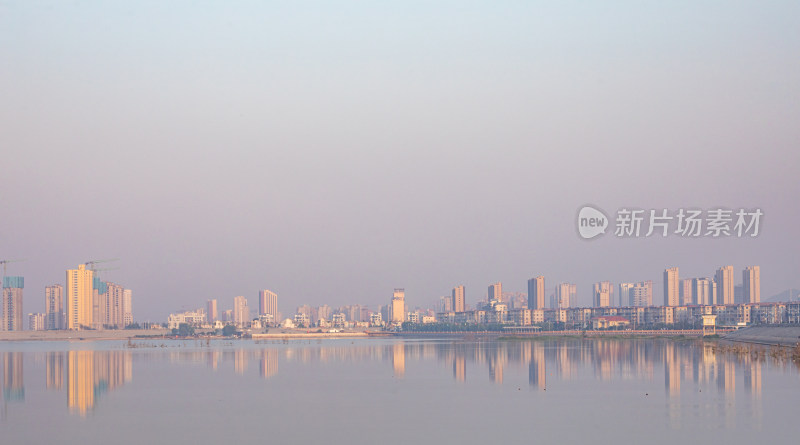 山东济宁邹城孟子湖城市建筑倒影景观