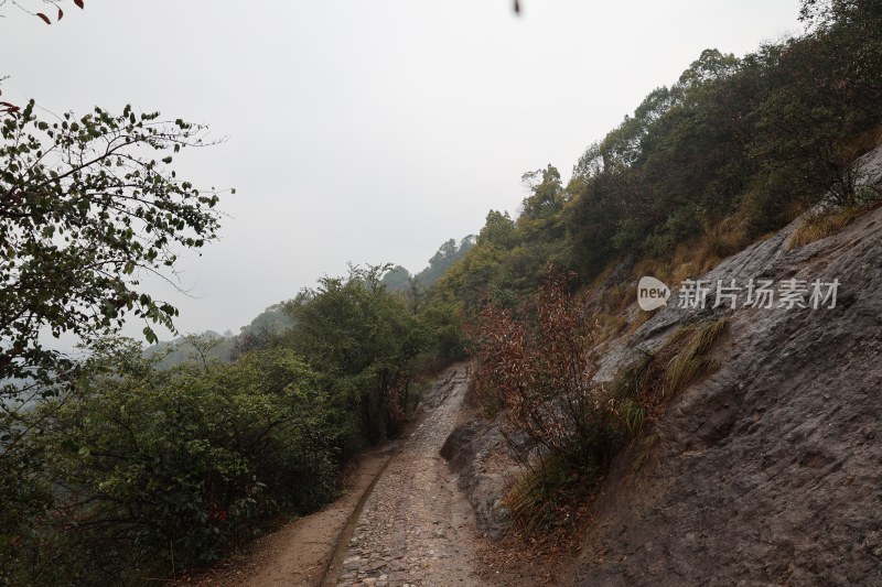 山间碎石小路自然风景