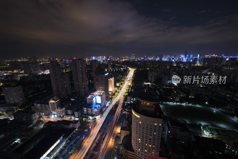 俯瞰夜晚灯火辉煌的城市道路街景