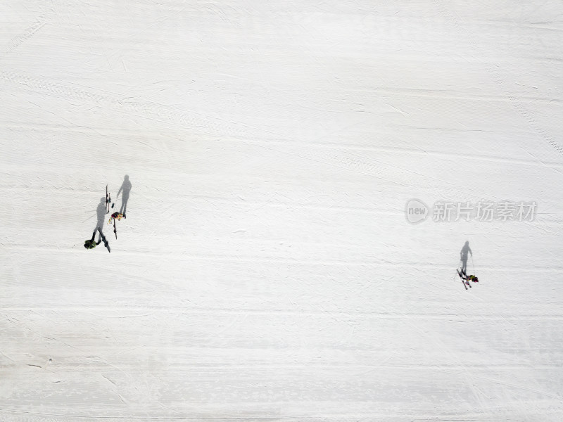 人们在雪地上滑雪的高角度视角