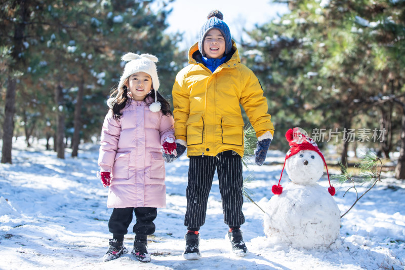 快乐儿童和雪人