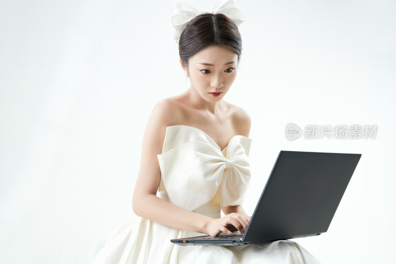 沉浸在网络恋爱世界的亚洲女性