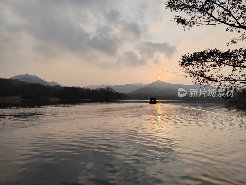 黄昏下的湖泊美景，小船悠然水面