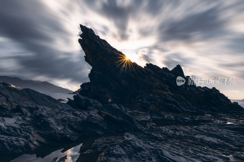 海岸边岩石与日出景象