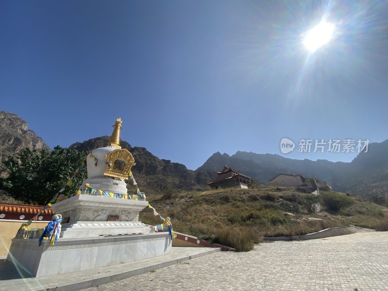 山间白塔与寺庙风景