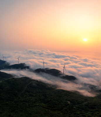 云海之上的山顶风车日出美景