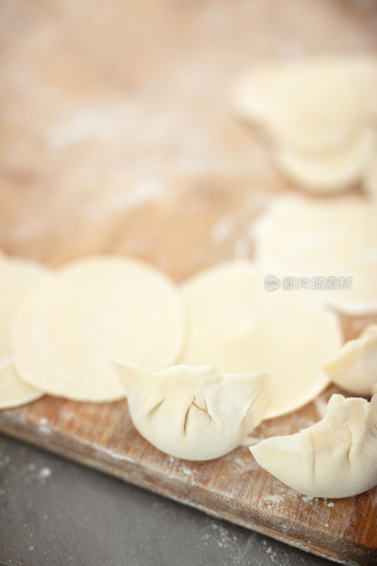 中国传统美食包饺子