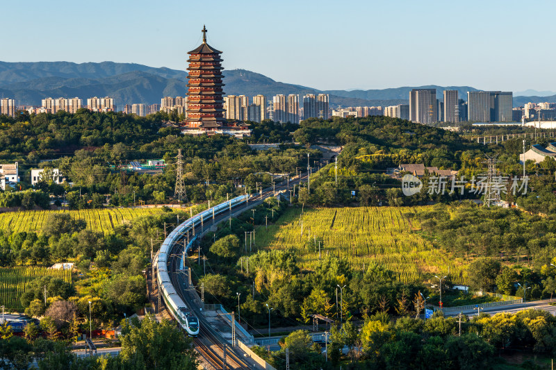 北京风光 永定塔下高铁穿行的美丽景致