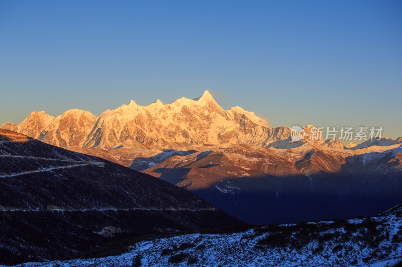 西藏林芝雪景南迦巴瓦峰日照金山雪山夕阳