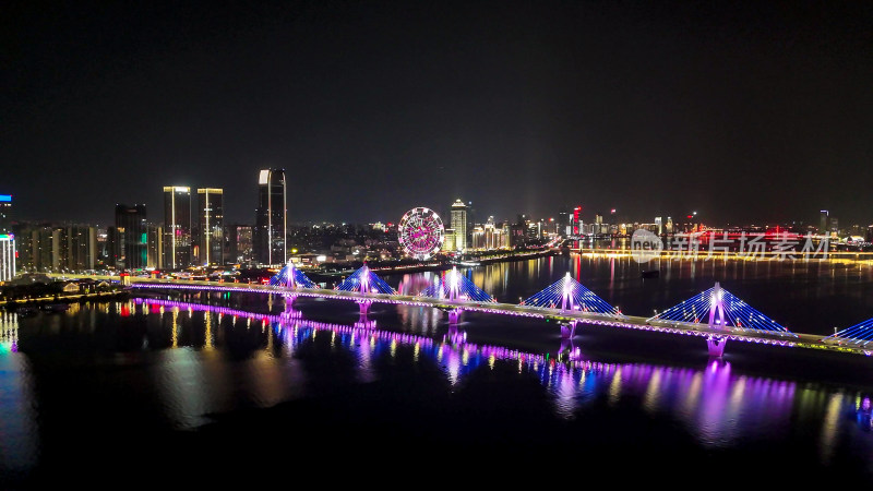 江西南昌赣江朝阳大桥夜景航拍图