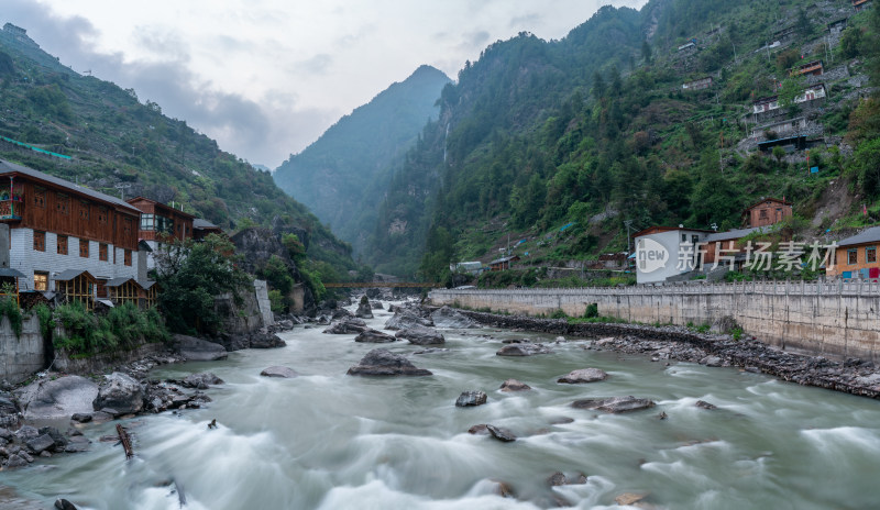 西藏日喀则陈塘沟的溪流