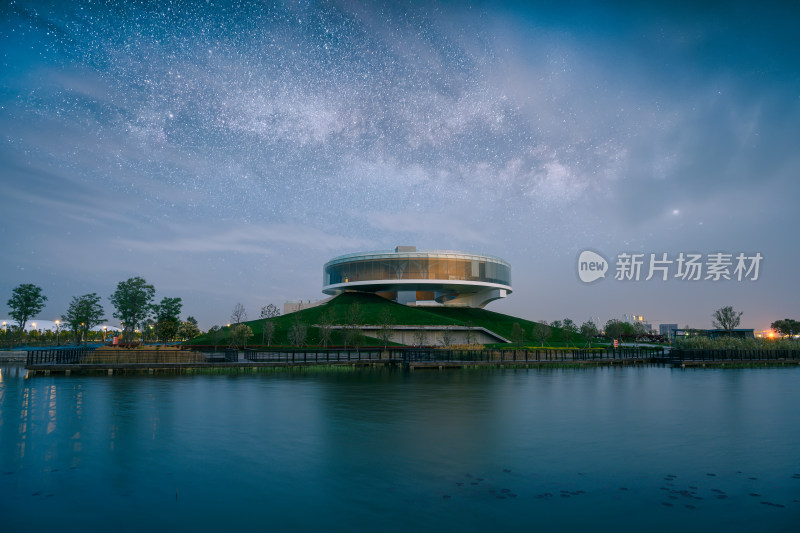 夜晚星空下的郑州黑川纪章纪念馆