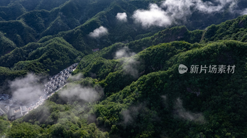 大山中的民宿建筑航拍