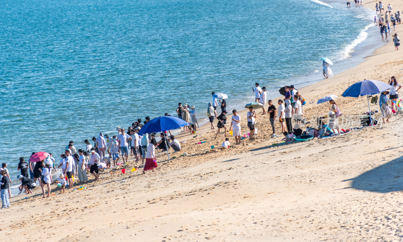 东山岛热闹的海滨沙滩场景